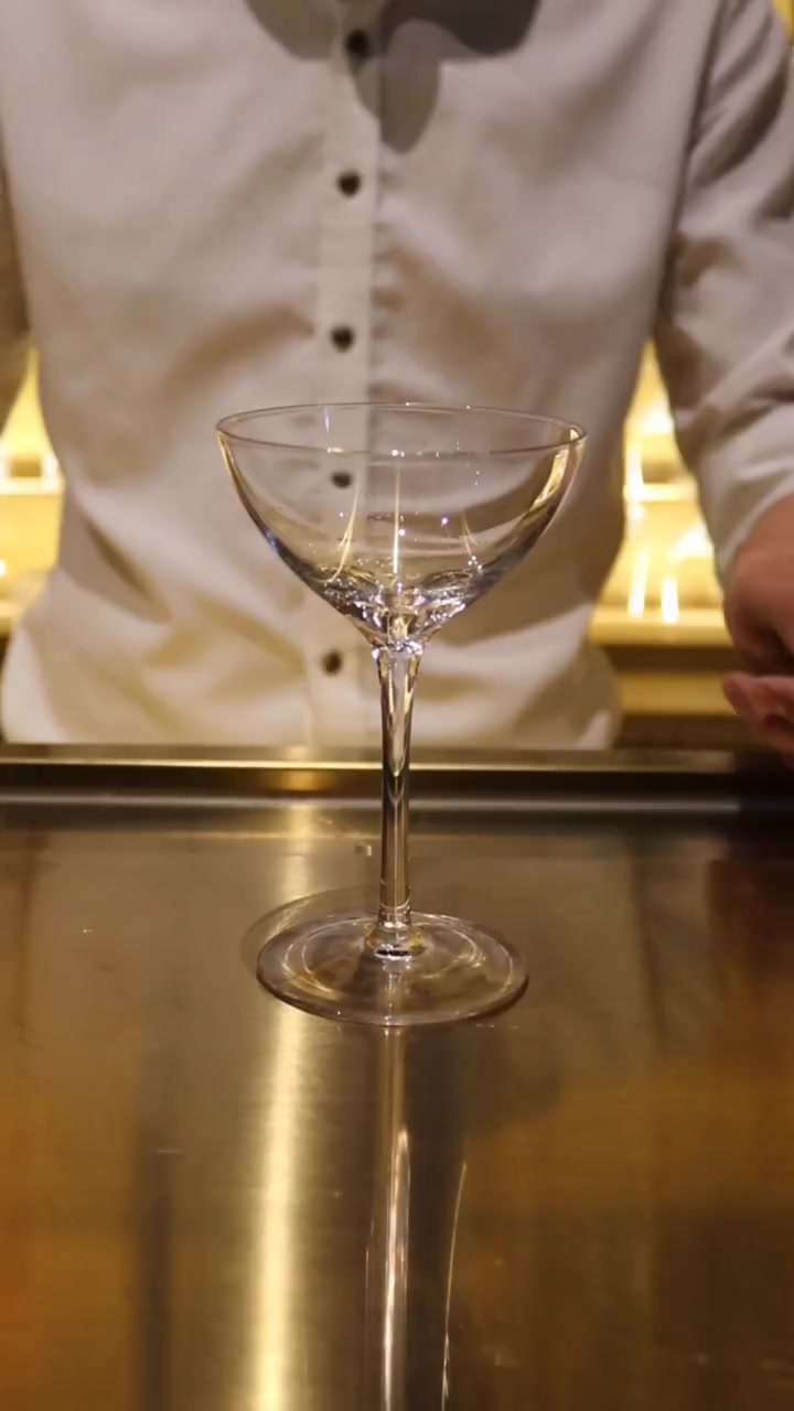 名为“烈焰红唇”的鸡尾酒,看起来充满了诱惑,值得一尝