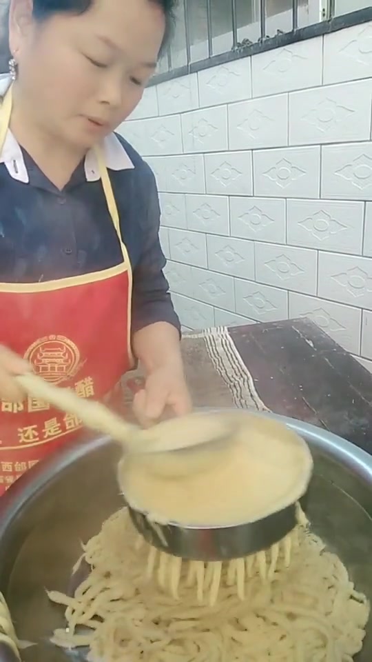 还以为面鱼是机器做的,没想到竟然是手工做的,这个手艺快失传了