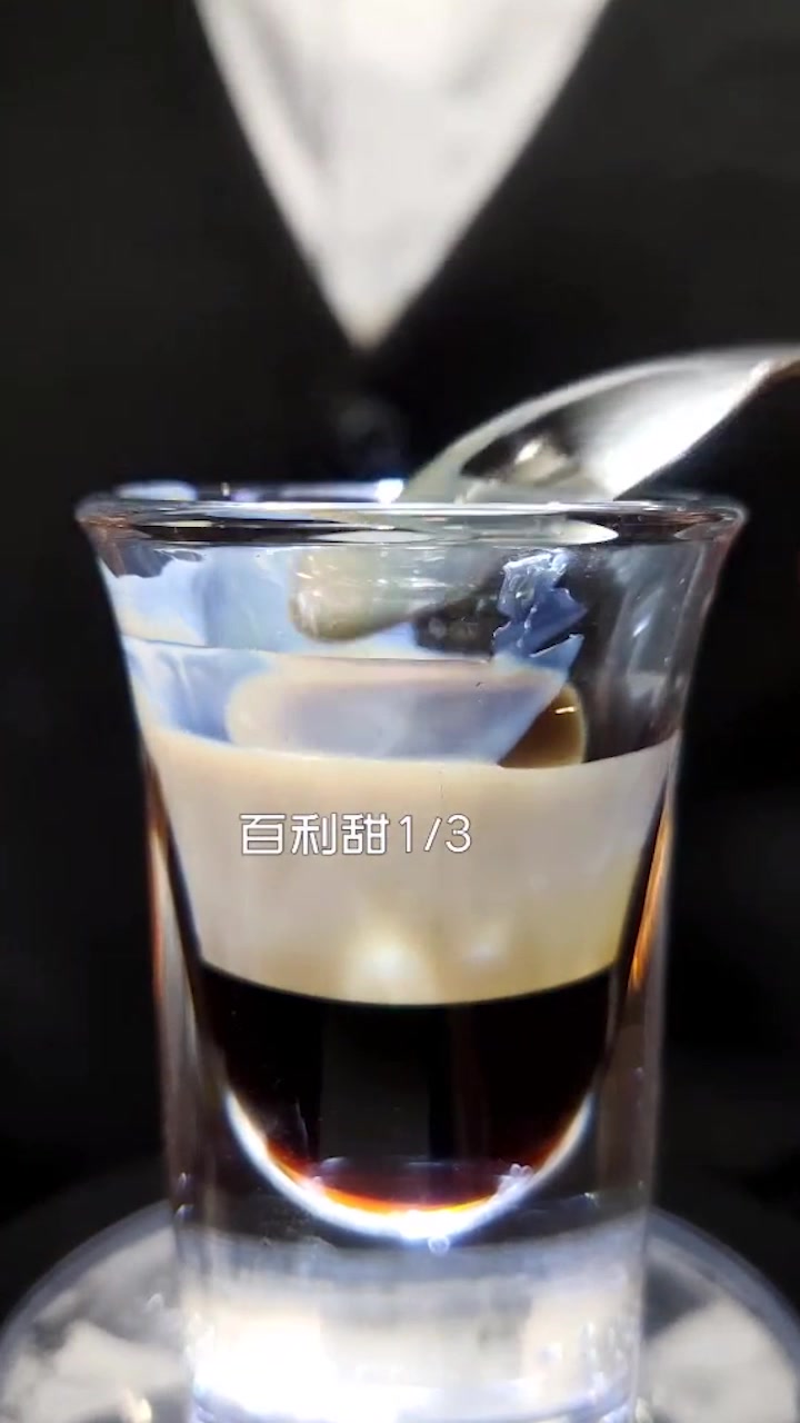 B52轰炸机鸡尾酒,两杯有什么不一样?