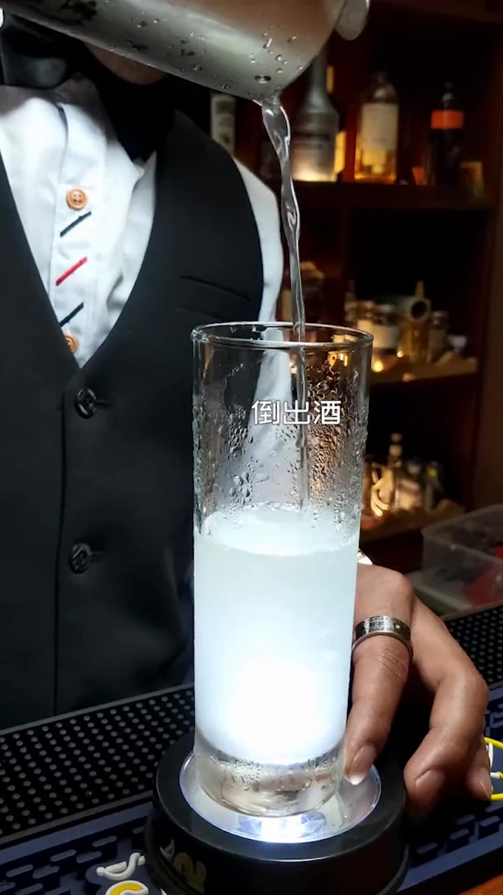 金菲士鸡尾酒,台下人走过不记旧颜色,台上人唱着心碎离别歌