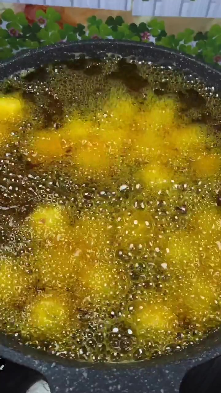 豆腐做的油炸丸子,外酥里嫩非常好吃,一口一个吃不够