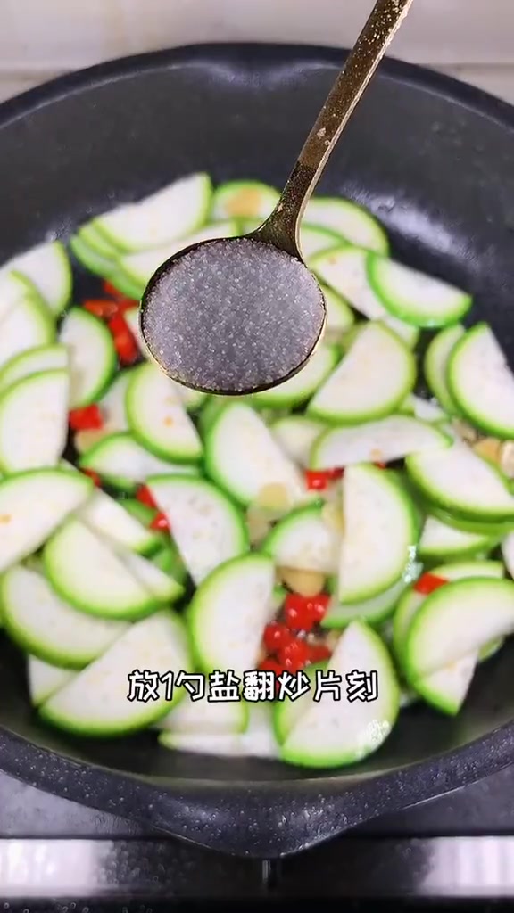 天气热吃瓠子炒鸡蛋,记住几个步骤,瓠子翠绿好吃,鸡蛋嫩滑!