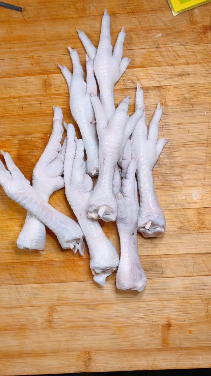 酸辣无骨鸡爪,教你怎么快速去除骨头,方法非常实用哦