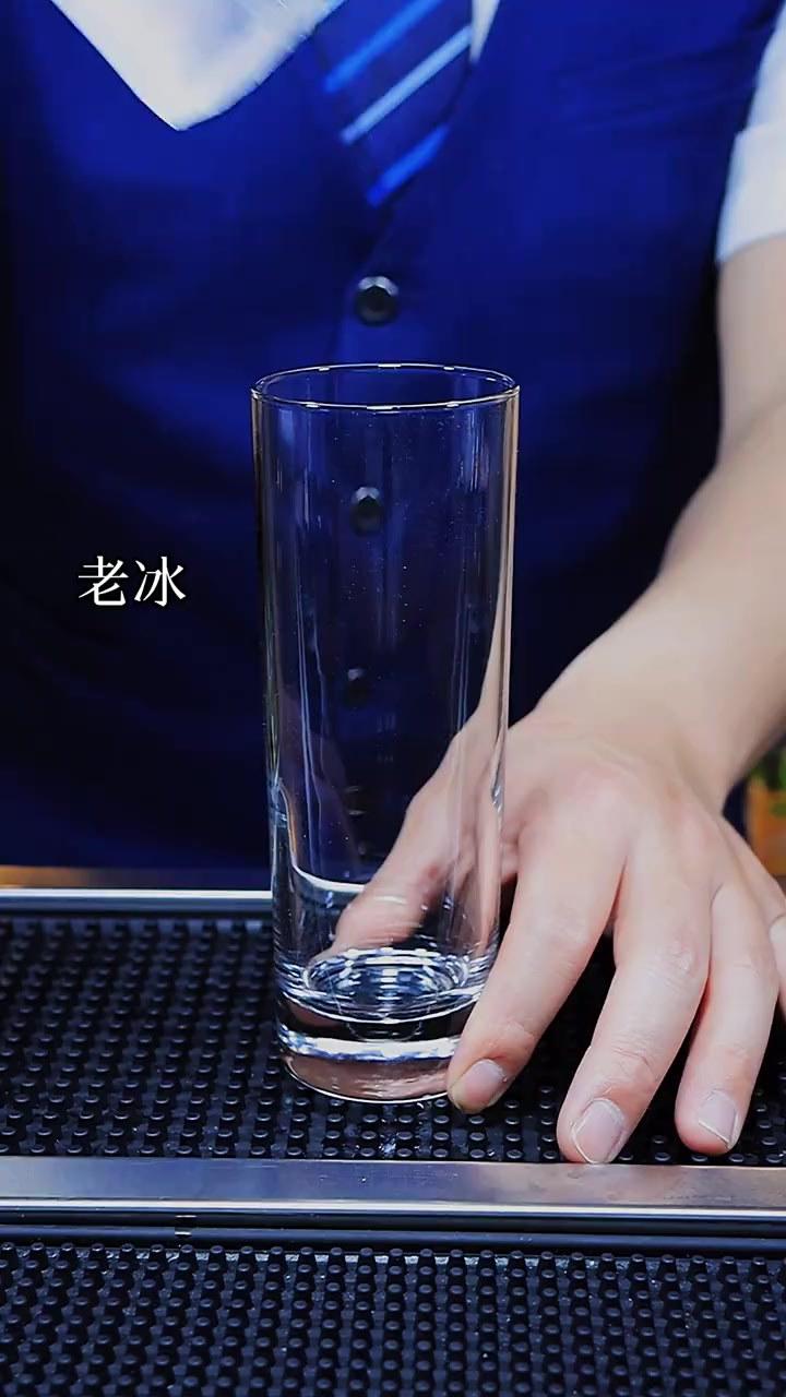 调酒师自创鸡尾酒“东方红”,这颜色也太鲜艳了,你敢喝吗?