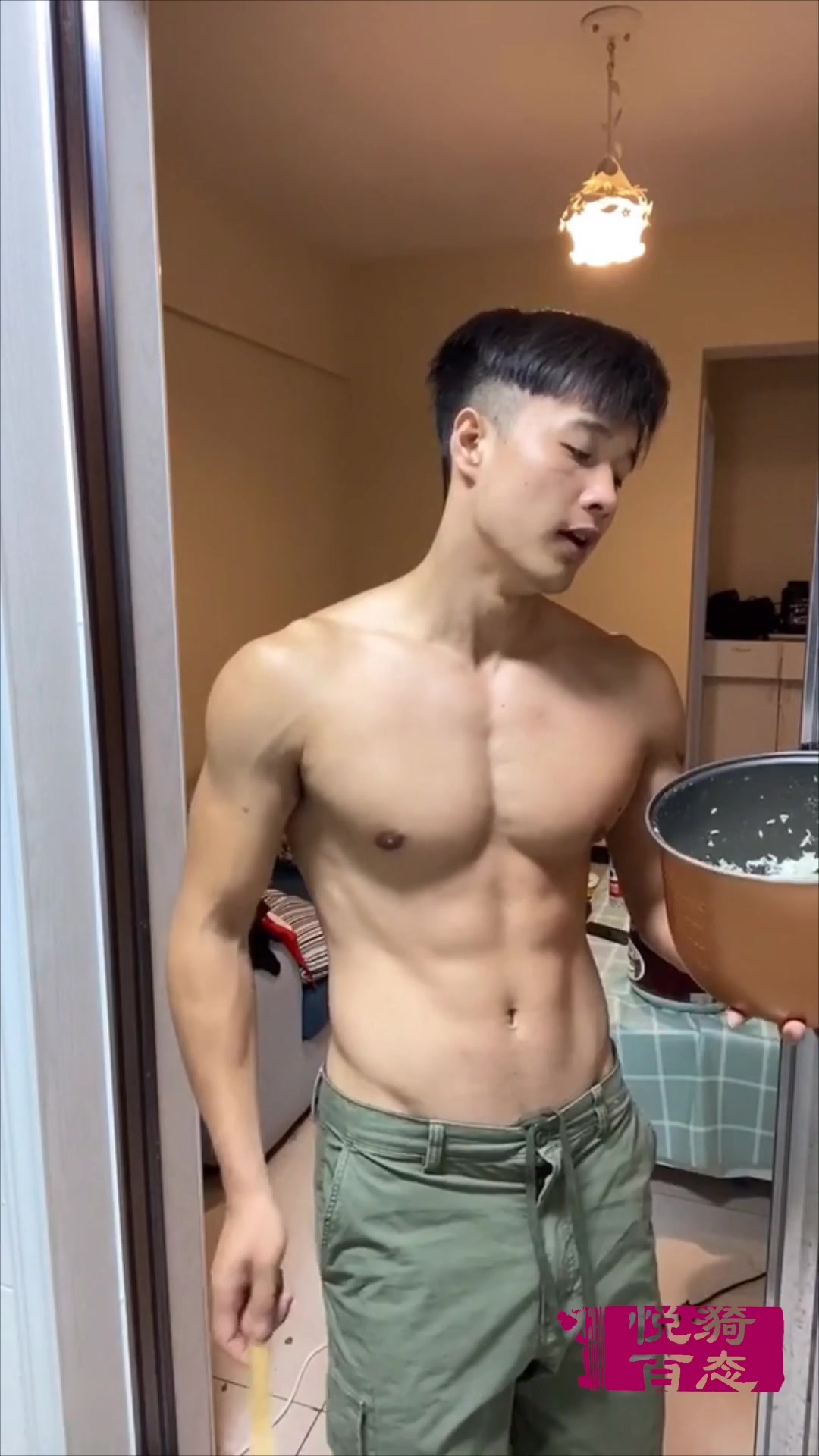 肌肉男手里端着一锅白米饭,胸肌饱满、腹肌结实,子弹肌也很发达