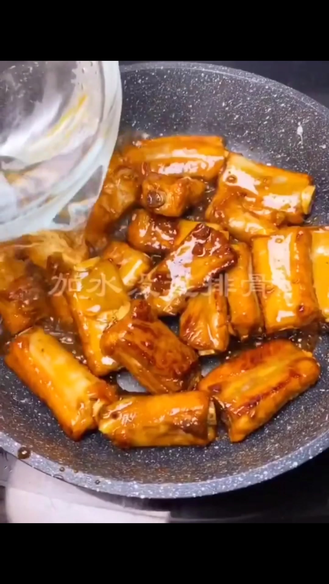简单又好吃的排骨炖带鱼,尝试一下新做法,味道不错哦!家常菜