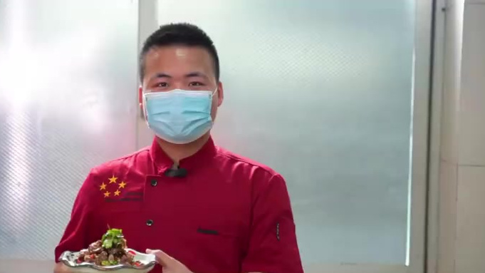 【一看就会!孜然羊肉的做法原来这么简单】孜然羊肉,新疆特色美食。由羊后腿肉、香菜叶、孜然,