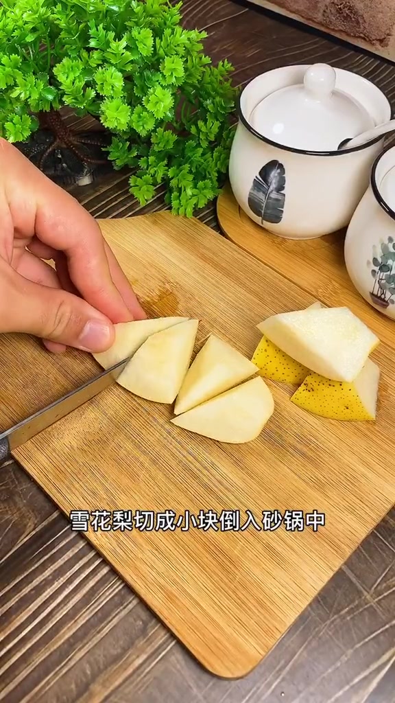 您别不信,没有什么事情是一碗梨汤解决不了的,而做法最简单