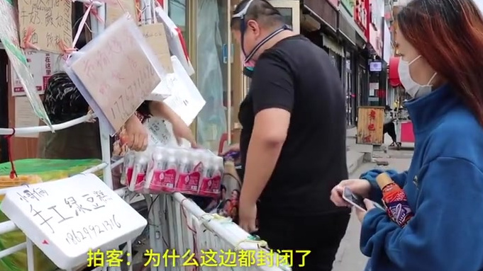 【吉林一20年老市场因疫情封闭,卡口栅栏被商家挂满临时招牌】吉林市一20年老市场受疫情影响