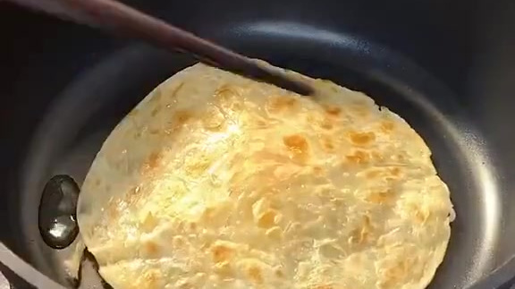 手抓饼真的是美食届全能型选手,pizza、拿破仑、煎饼果子都能用它搞定～ 有多少人今天早午