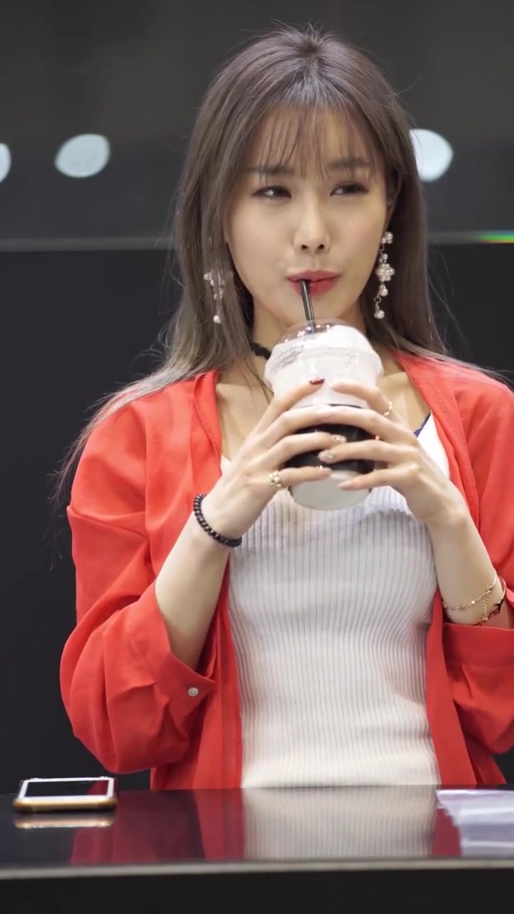 美女模特,杯子里的奶茶好喝吗