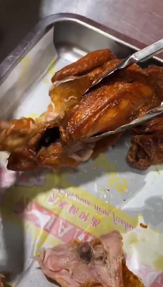 聊城夜市排队的美食～香酥童子鸡