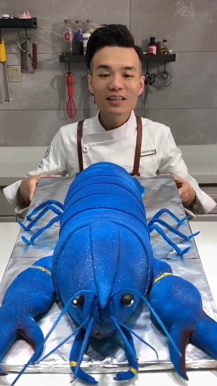 小龙虾见得多了,巨大无比的蓝龙虾蛋糕,我有生之年还是头回看到