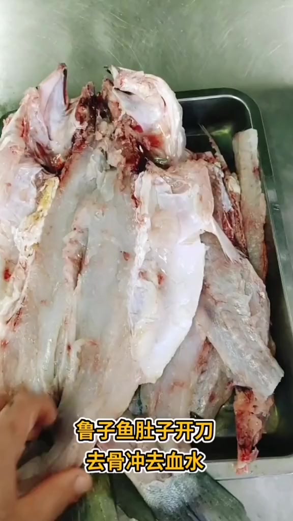 手撕鲈鱼,先用手揉一揉,然后再泡一泡,最后炸一下出锅