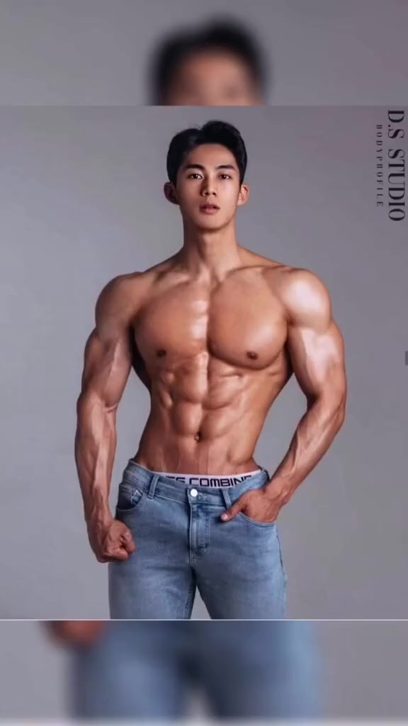 穿白色体恤衫的肌肉男 好像你的男友