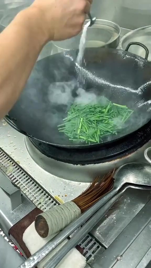 男人必不可少的一道菜,河虾炒韭菜花太美味太下饭了