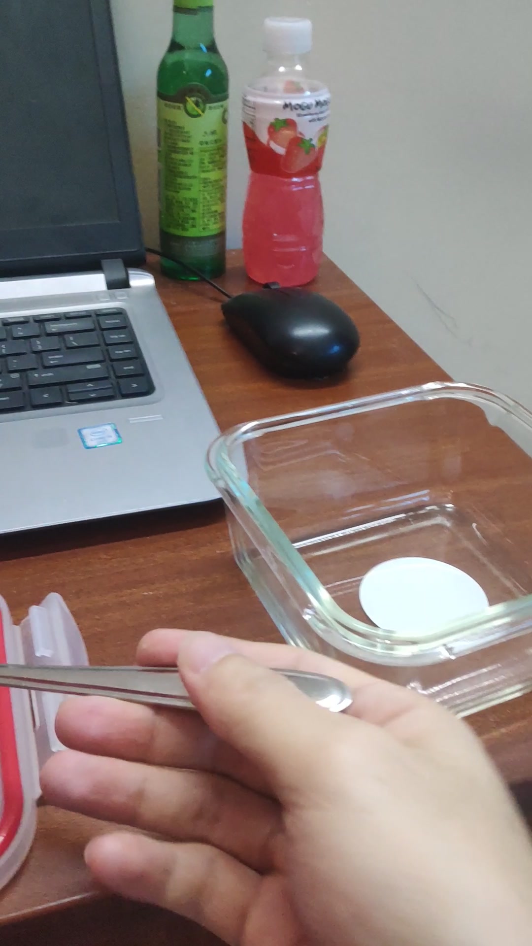 隔离在印度的小伙,收到了国内来的乌江榨菜,很开心