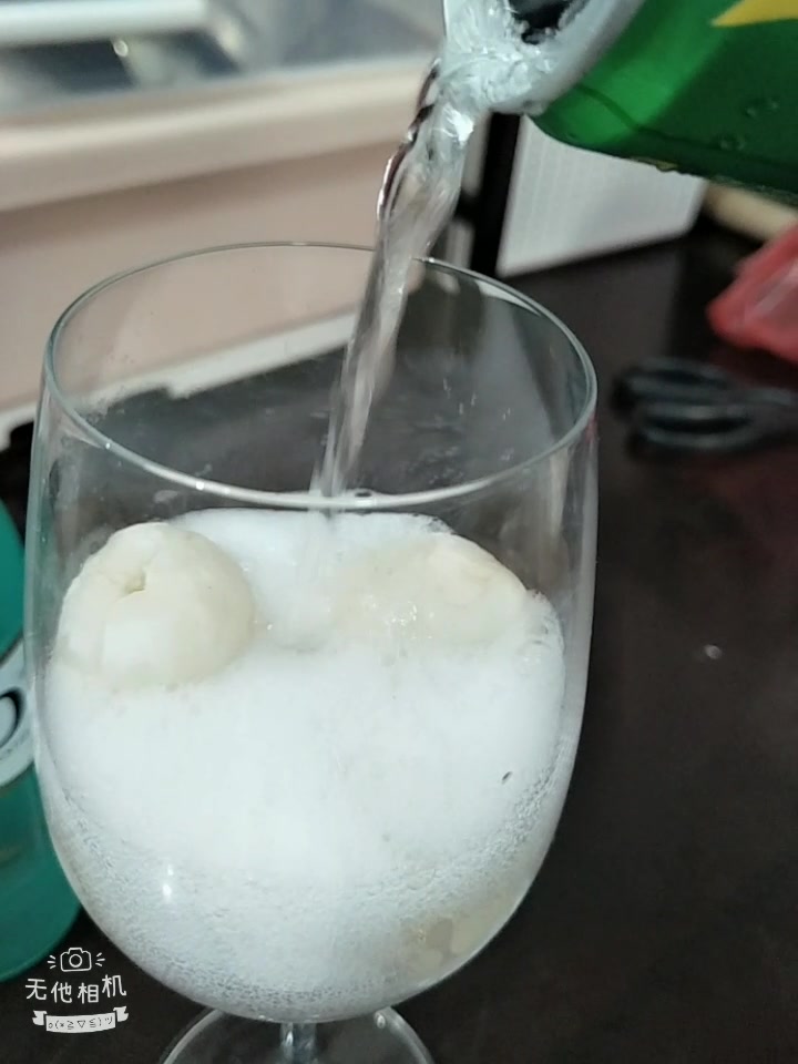 在家就能做的荔枝鸡尾酒,夏天喝清清凉凉,还有淡淡的荔枝清香