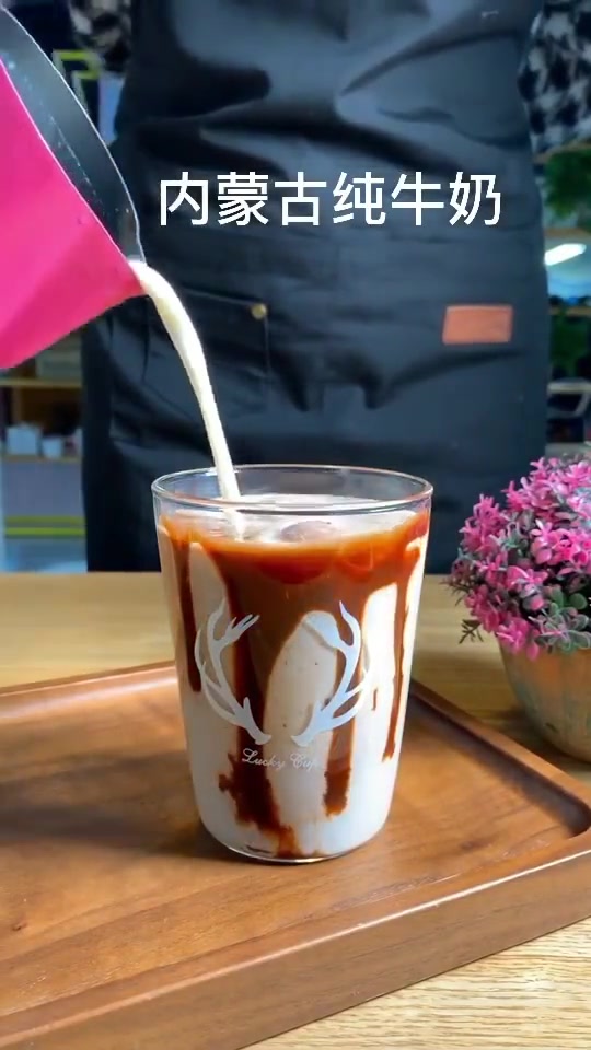 这杯奶茶,热量应该挺高的