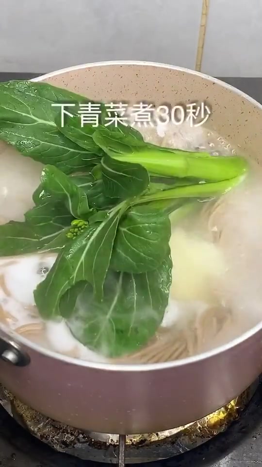 炎热的夏天,来一碗清汤荞麦面,既低脂又饱腹!