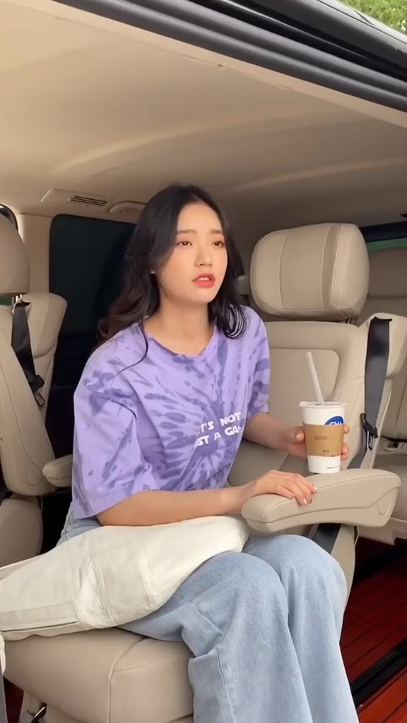 奶茶狂魔!林允一天喝三杯奶茶,为啥不会胖?听到她的回答我惊了