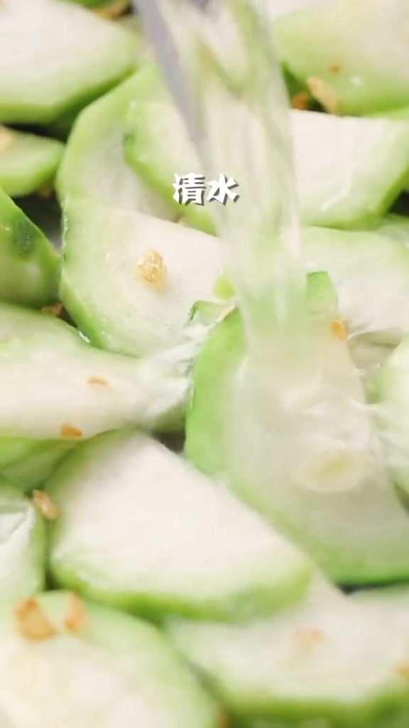 清甜的丝瓜搭配虾皮提鲜,这道虾皮丝瓜汤,口口鲜美