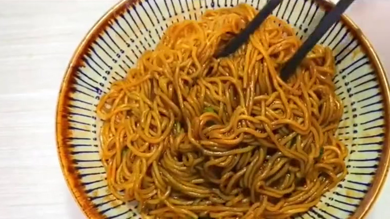 #酸辣虾仁葱油拌面#超简单的葱油拌面,就算是不会做饭也能成功做好!
