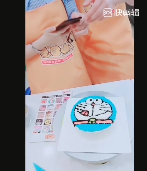 情侣一起DIY做蛋糕