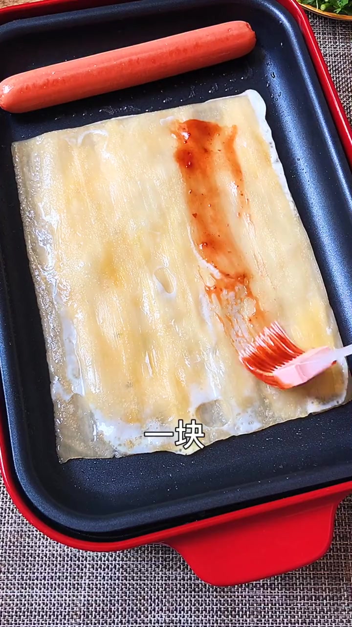 在家也能做东北烤冷面,加上鸡蛋和火腿肠,香~