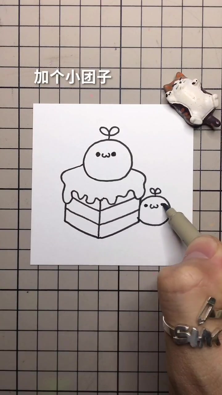 小蛋糕简笔画,上面还有一只小团子,涂上颜色更加好看