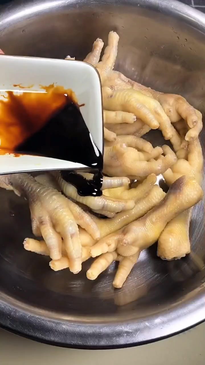 辣椒虎皮鸡爪的做法,学会了在家做给家人吃吧!