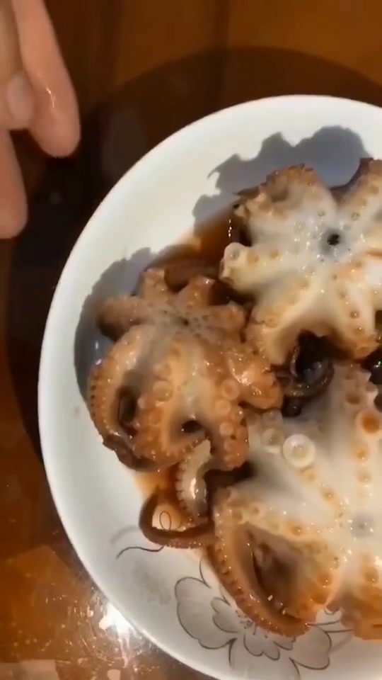 盐磨章鱼花,抖抖的,炒不要炒过头,烫不要烫太久火候把握很关键