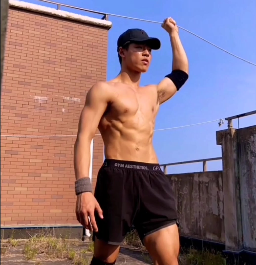 小鲜肉肌肉男,身材棒棒哒