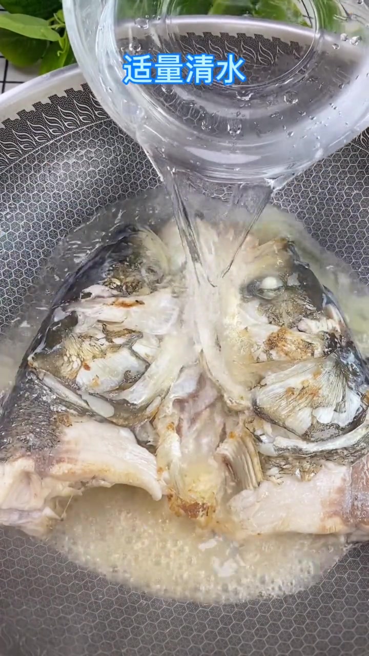 鱼头豆腐汤的做法汤比牛奶还白,夏天喝上一碗最合适不过了!