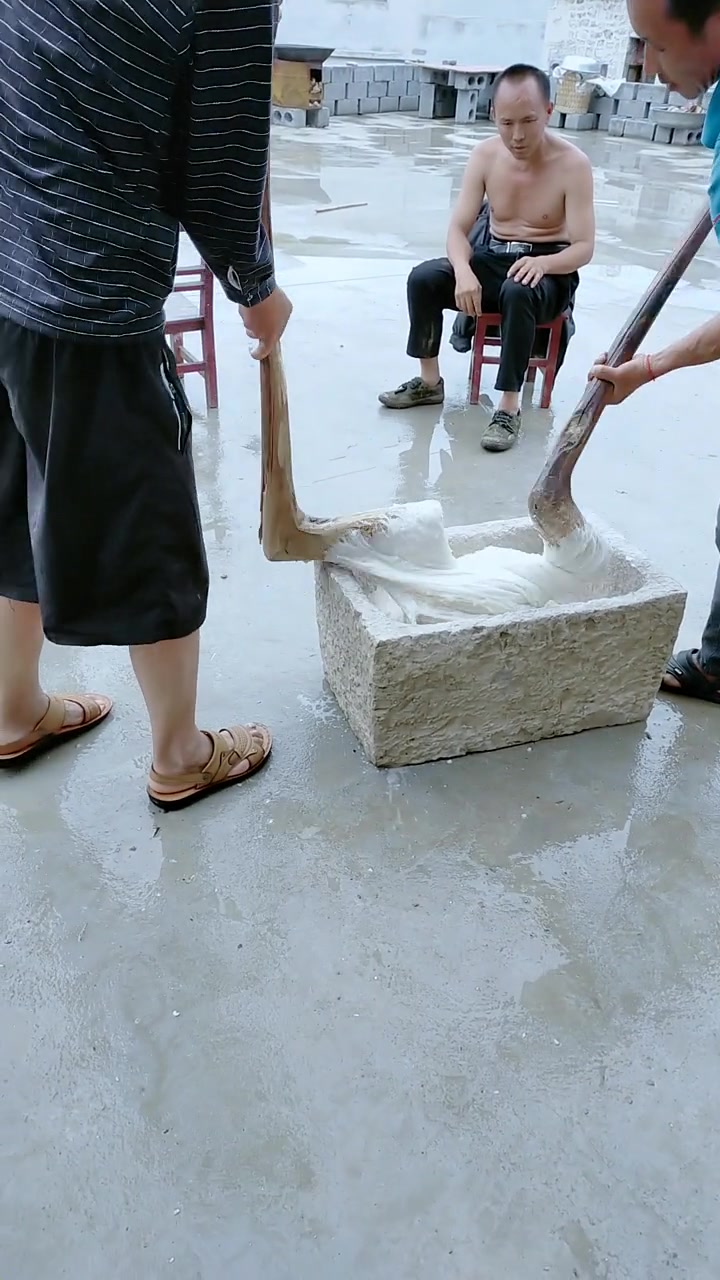 本以为糍粑是机器做的,看到这一幕我笑了,这才是纯手工打糍粑