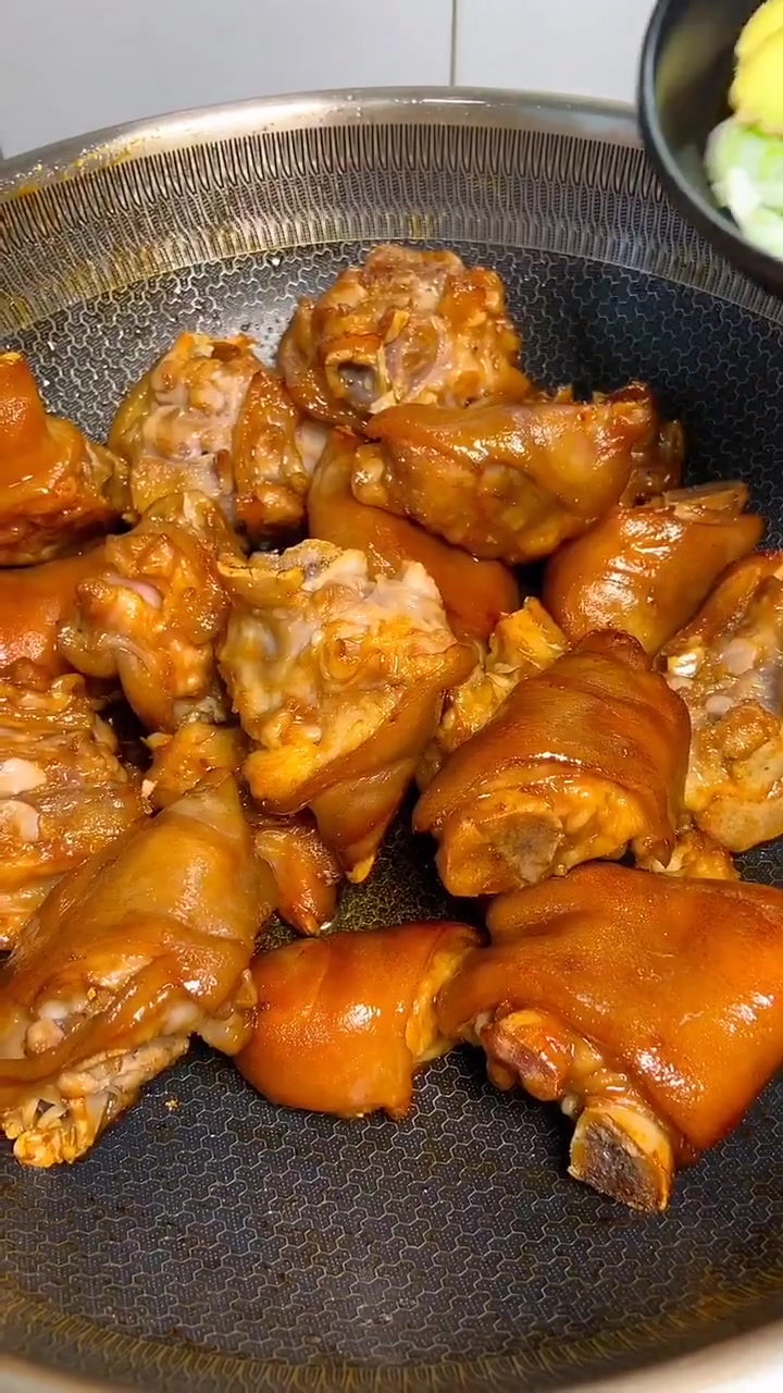 黄豆炖猪蹄,满满的胶原蛋白,据说女孩子吃了能美容养颜哦