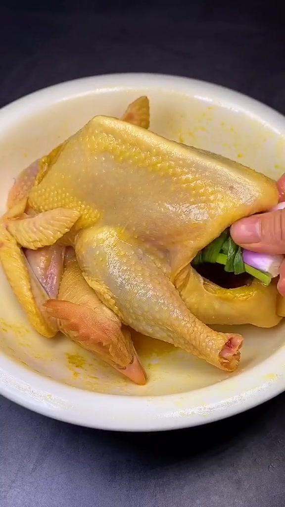 这个被《舌尖中国》点名过的传统盐焗鸡做法,在家也能轻松复制哦