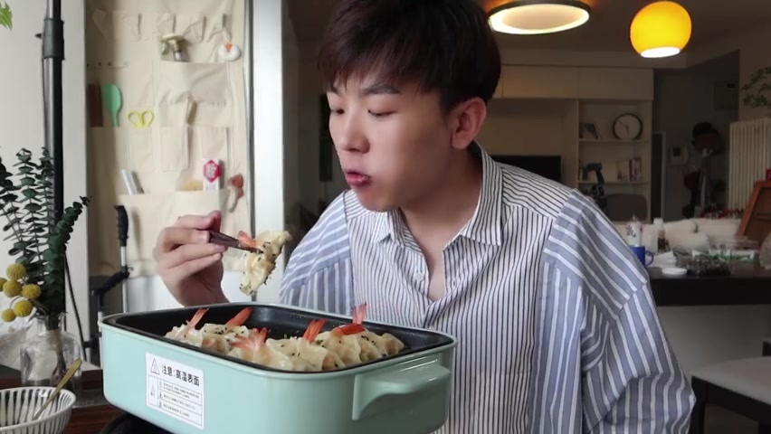 #美食新品安利大赛#夏日鲜虾新吃法:鲜虾锅贴~ 做法超级简单,而且饺子皮煎完超级Q弹,厨房