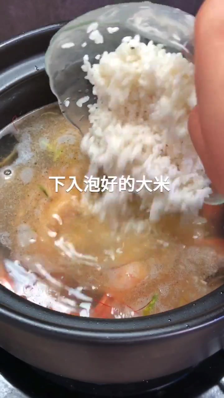 海鲜粥里还放点蘑菇呢,看着超鲜的