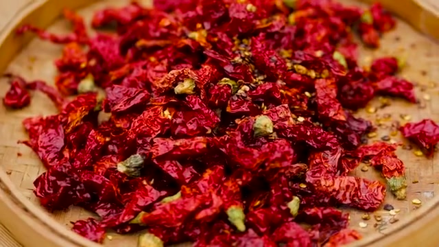 &nbsp;川菜大师老顽家教你红油辣椒油传统做法,增香红亮全干货无保留分享快收!