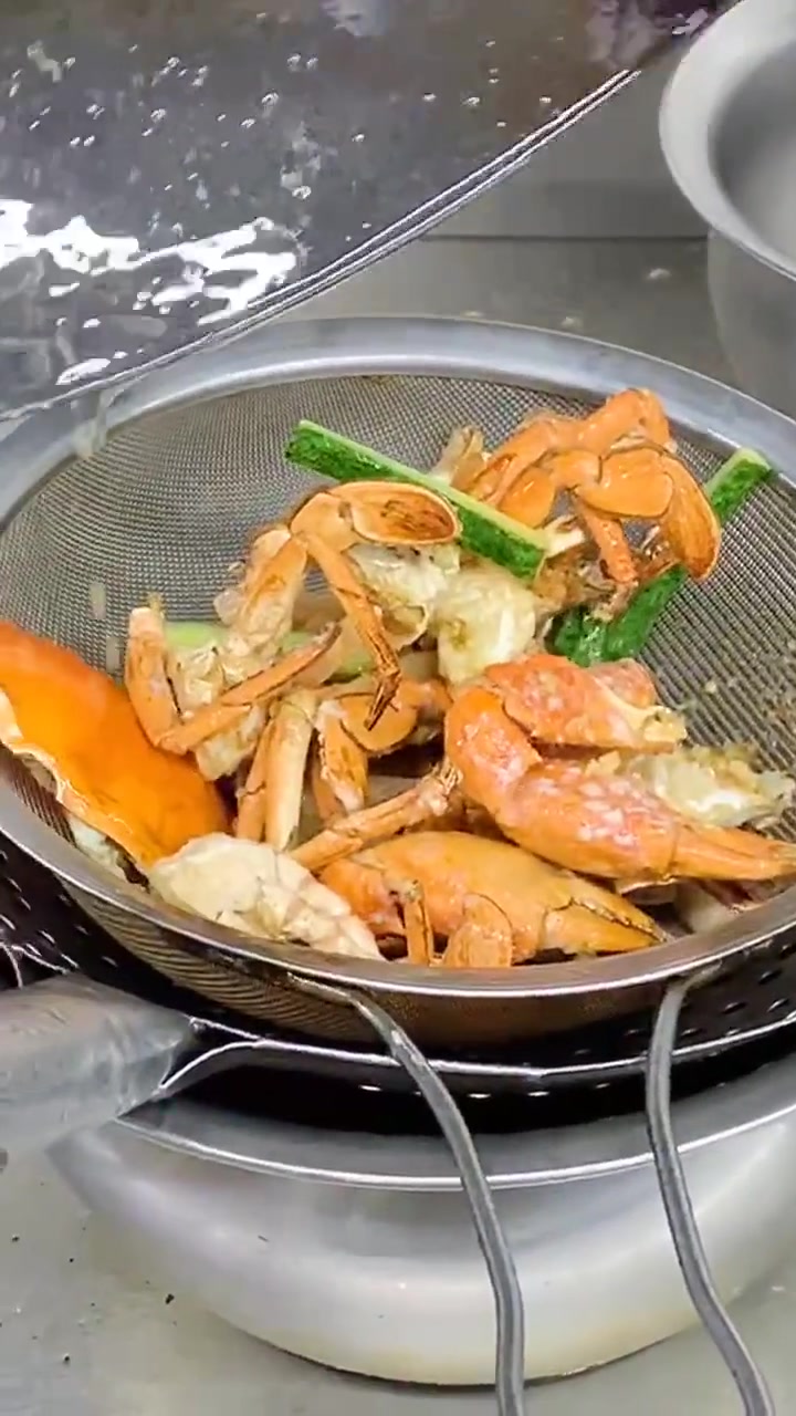 这个爆炒香辣蟹的做法太简单了,隔着屏幕都能感受到香辣够味
