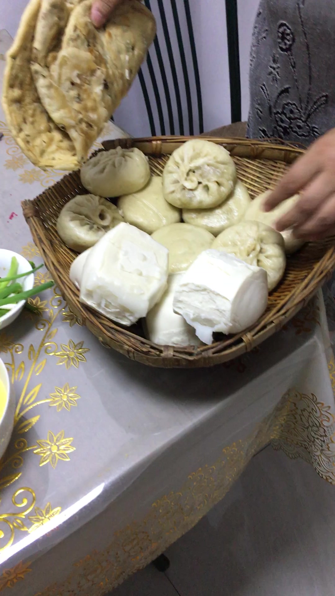 昨天晚餐祘蓉凉拌豆角青笋炒鸡蛋木耳西芹炒豆干分享给大家