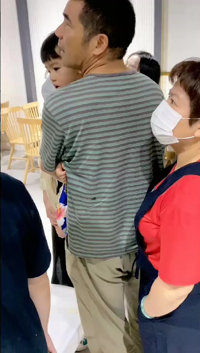 有手艺,也有个自己的小店,虽然忙碌辛苦,但是很满足