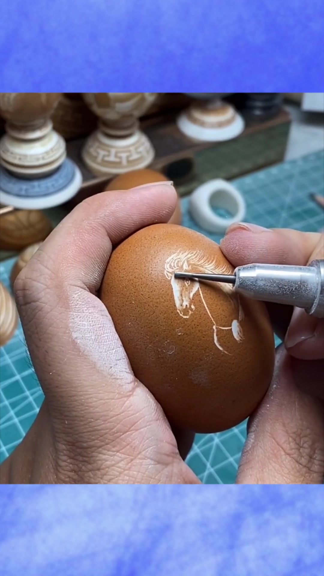 手工匠人技艺高,鸡蛋壳上雕刻马儿,宝刀不老眼神还好,太厉害了