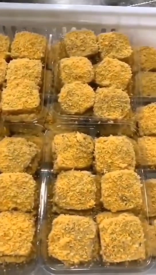 墨鱼虾饼手工制作,油炸一番,外脆里嫩,痴鲜野生海鲜