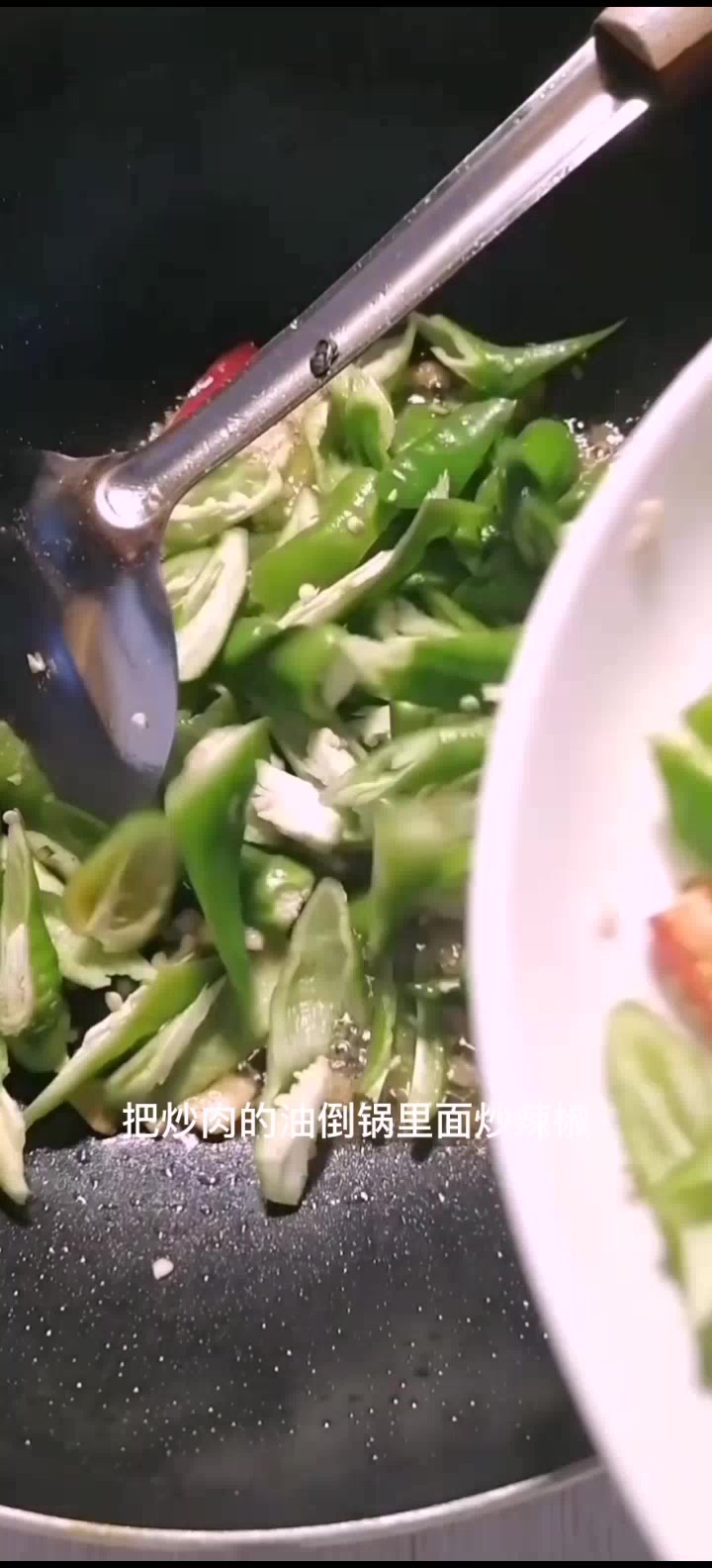 今日教大家做道“辣椒炒肉”