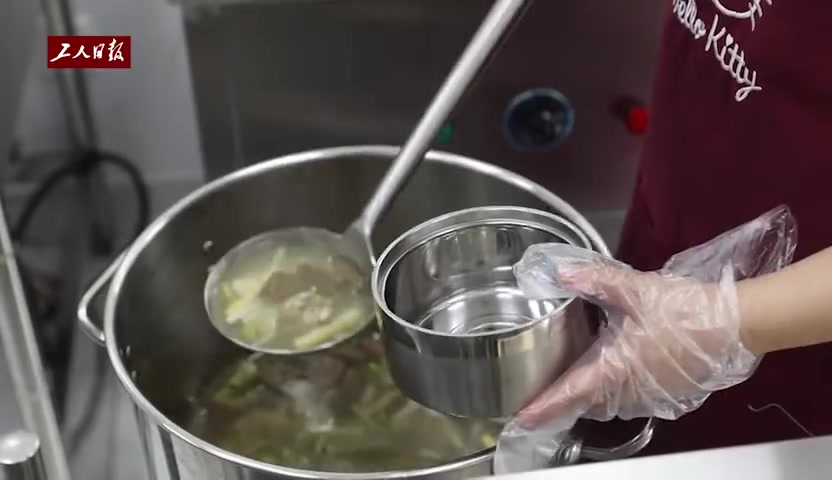 【居家养老午餐问题如何解决?看快递小哥与社区的“神奇妙招”】焖肉、肉沫豆腐、香菇油菜、鸭血