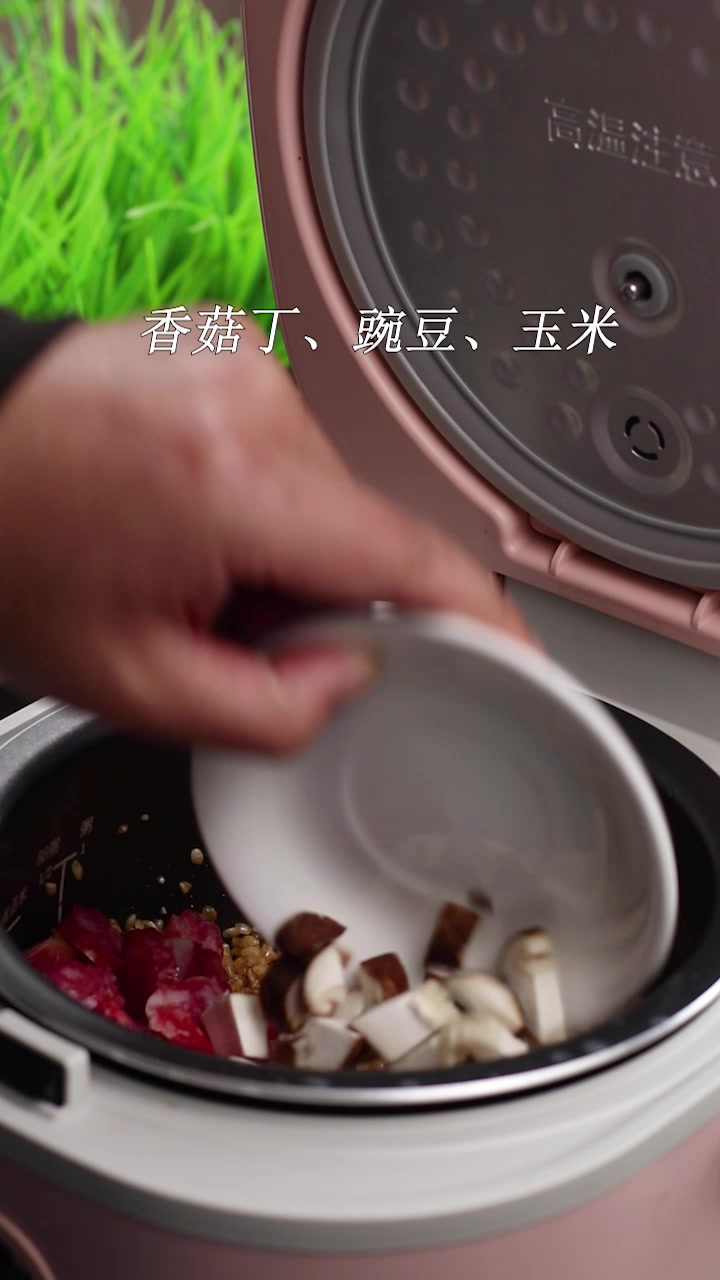 饭店的腊肠焖饭好吃有诀窍,看完这个做法你也能做出来