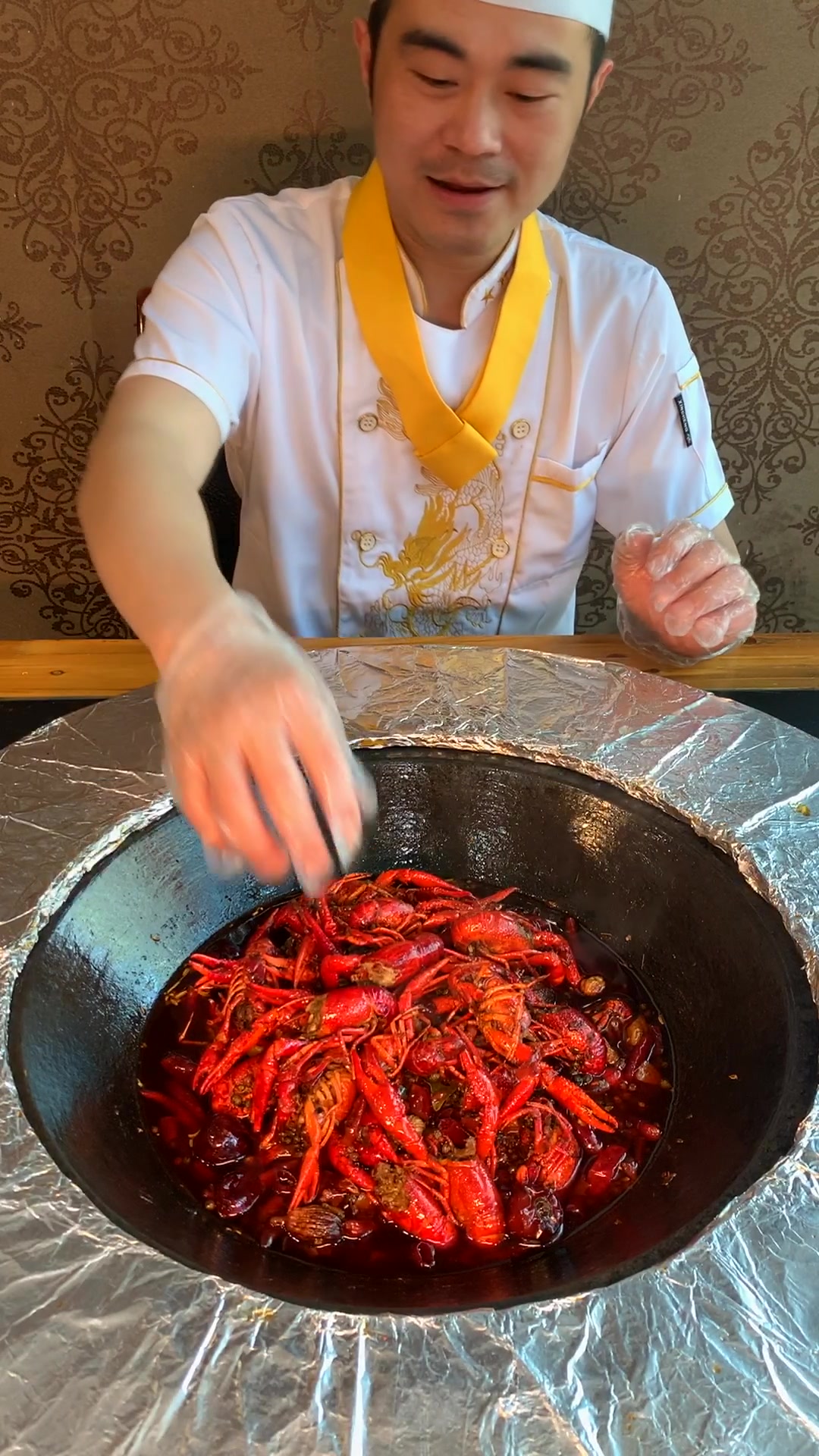 蒋厨师教你龙虾火锅的做法
