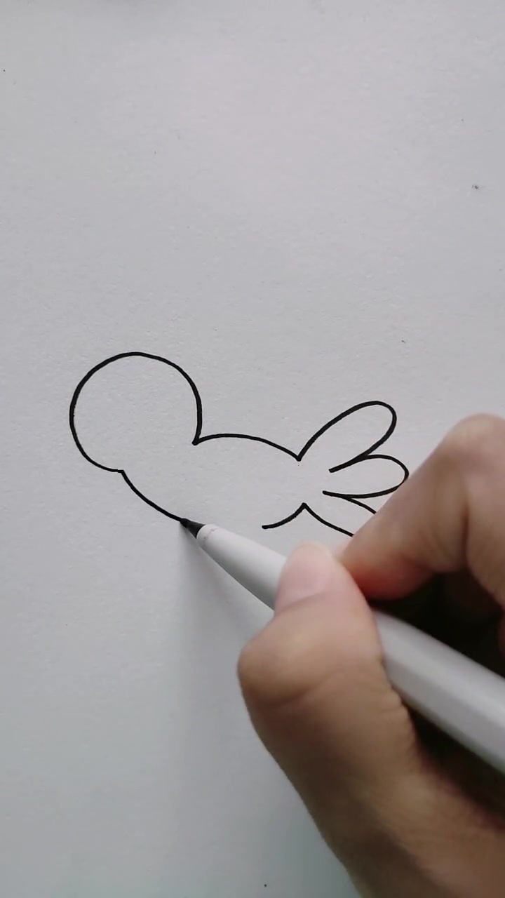 简笔画:正在飞翔的小鸟